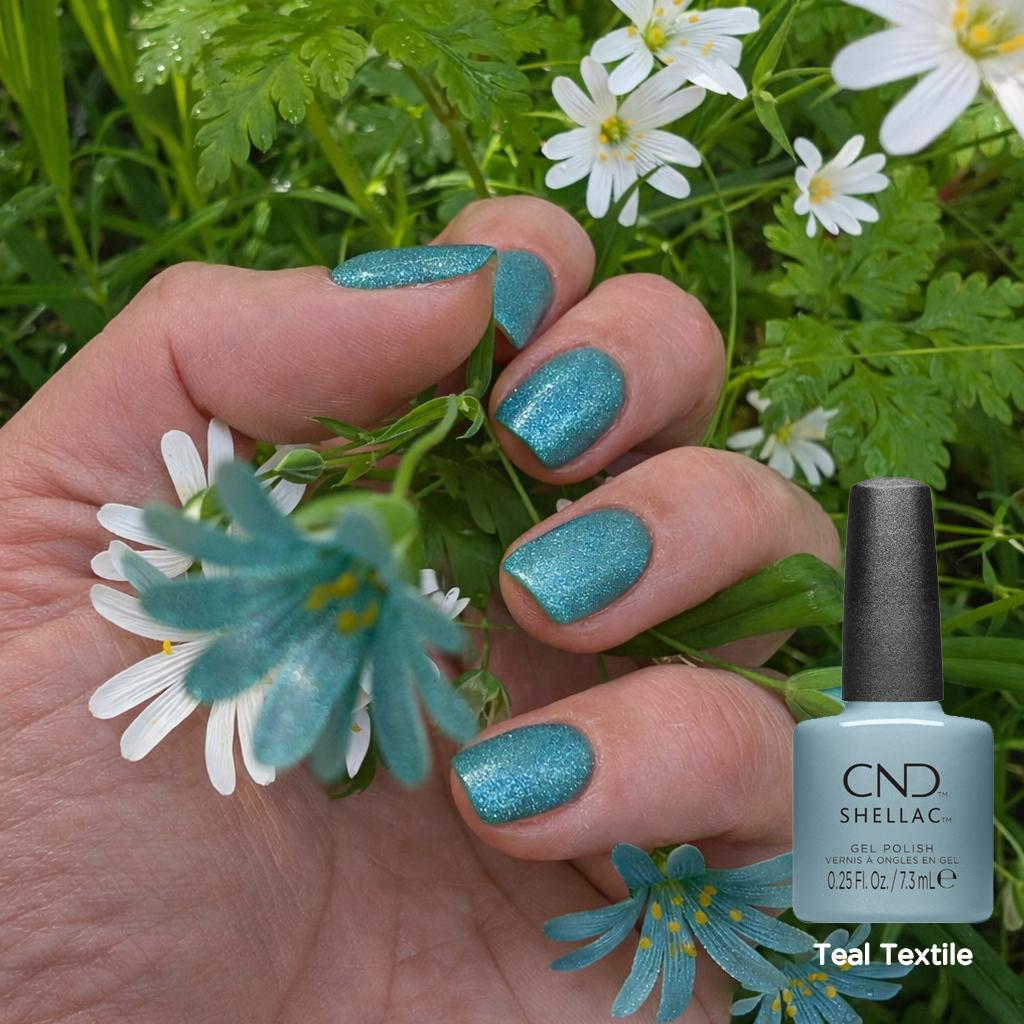 Vernis semi-permanent CND Shellac Teal Textile bleu vert nacré avec flacon, application sur ongles finition brillante