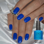 Vernis semi-permanent CND Shellac What’s Old Is Blue Again bleu intense brillant appliqué sur ongles avec flacon