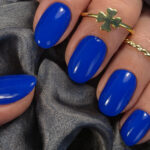 Vernis semi-permanent CND Shellac What’s Old Is Blue Again bleu royal intense appliqué sur ongles avec flacon