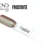 Capsule du vernis semi-permanent professionnel CND™ Shellac Frostbite, taupe métallisé aux reflets argentés et verts, finition brillante effet givré.