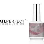 Flacon du Builder in a Bottle NailPerfect Pink Summit (15 ml), au design professionnel noir brillant avec étiquette claire et dorée. Présenté sur fond neutre, le flacon met en avant la teinte rose chaude du gel et la mention sans TPO gage de qualité. Idéal pour illustrer la modernité, la performance et l’élégance de la gamme NailPerfect Builder in a Bottle