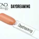 Capsule du vernis semi-permanent professionnel CND™ Shellac Daydreaming, pêche nude lumineux au fini laqué et doux.