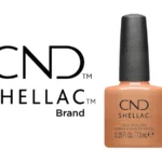 Vernis semi-permanent CND™ Shellac Daydreaming (7,3 ml) – pêche nude lumineux et élégant. Tenue jusqu’à 3 semaines, dépose douce, formule professionnelle. Disponible à 15,90 € sur RBBE.fr.