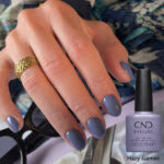 Vernis semi-permanent professionnel CND Shellac Hazy Games gris bleuté profond finition élégante sur ongles