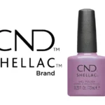 Vernis semi-permanent CND™ Shellac Ro-Mani-Cize (7,3 ml) – rose mauve irisé lumineux et romantique. Tenue jusqu’à 3 semaines, brillance miroir, dépose douce. Disponible à 15,90 € sur RBBE.fr.