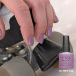 Vernis semi-permanent lilas rosé pailleté CND Shellac Ro-Mani-Cize sur ongles courts