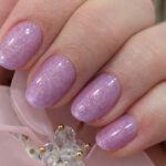 Vernis semi-permanent rose lilas pailleté CND Shellac Ro-mani-cize sur ongles naturels