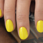 Vernis semi-permanent professionnel CND Shellac Catching Light jaune vif lumineux brillant