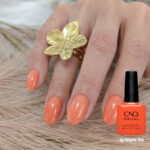 Vernis semi-permanent professionnel CND Shellac Ig-Night-Ed corail orangé brillant appliqué sur ongles avec flacon