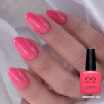 Vernis semi-permanent professionnel CND Shellac Magenta Sky rose magenta vif brillant appliqué sur ongles avec flacon