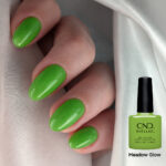 Vernis semi-permanent professionnel CND Shellac Meadow Glow vert lumineux appliqué sur ongles avec flacon