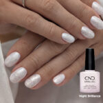 Vernis semi-permanent professionnel CND Shellac Night Brilliance blanc nacré pailleté appliqué sur ongles avec flacon