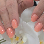 Vernis semi-permanent CND Shellac Sunrise Energy couleur pêche corail lumineux appliqué sur ongles, finition brillante naturelle