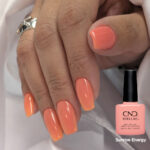 Vernis semi-permanent professionnel CND Shellac Sunrise Energy pêche corail lumineux appliqué sur ongles, avec flacon officiel