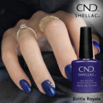 Vernis semi-permanent professionnel CND Shellac Battle Royale, teinte bleu violet profond et intense, finition brillante sur ongles courts et longs