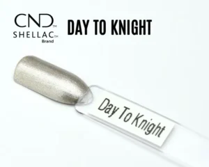 apsule du vernis semi-permanent professionnel CND™ Shellac Day To Knight, beige champagne métallisé au fini nacré et lumineux.