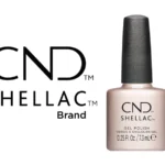 Vernis semi-permanent CND™ Shellac Day To Knight (7,3 ml) – beige champagne métallisé lumineux. Tenue jusqu’à 3 semaines, brillance miroir, dépose douce. Disponible à 15,90 € sur RBBE.fr.