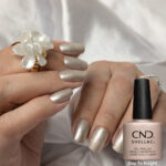 Vernis semi-permanent professionnel CND Shellac Day To Knight – teinte champagne beige pailleté, finition brillante et élégante sur ongles naturels