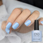 Vernis semi-permanent professionnel CND Shellac Fantasy Realm bleu ciel pastel brillant sur ongles courts et longs