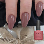 Vernis semi-permanent professionnel CND Shellac Mauve-Morphosis mauve nude élégant appliqué sur ongles avec flacon