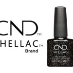 Vernis semi-permanent professionnel CND™ Shellac Opulent Onyx (7,3 ml) – noir profond à paillettes dorées. Tenue 3 semaines, brillance miroir, dépose douce, formule sans TPO. Disponible à 15,90 € sur RBBE.fr.