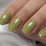 Ongles vert olive doux avec vernis semi-permanent professionnel CND Shellac Plantbound