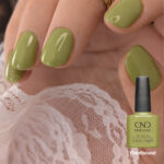 Manucure vert olive naturel avec vernis semi-permanent professionnel CND Shellac Plantbound
