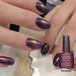 Vernis semi-permanent violet irisé métallisé CND Shellac Purplexity sur ongles courts et brillants