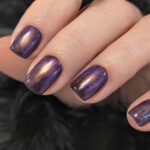 Ongles violet irisé métallisé avec vernis semi-permanent professionnel CND Shellac Purplexity