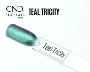 Capsule du vernis semi-permanent professionnel CND™ Shellac Teal Tricity, bleu sarcelle métallisé aux reflets turquoise et émeraude.