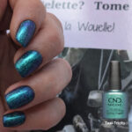 Vernis semi-permanent CND Shellac Teal Tricity bleu vert irisé avec flacon, application sur ongles effet métallisé brillant