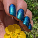 Vernis semi-permanent CND Shellac Teal Tricity bleu vert irisé appliqué sur ongles, reflets métallisés et finition brillante