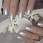 Vernis semi-permanent CND Shellac Winter Warrior argent métallisé appliqué sur ongles