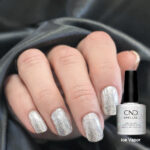 Vernis semi-permanent professionnel CND Shellac Ice Vapor argent pailleté scintillant appliqué sur ongles avec flacon