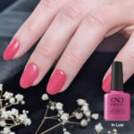 Vernis semi-permanent professionnel CND Shellac In Lust rose framboise brillant appliqué sur ongles avec flacon