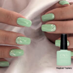 Vernis semi-permanent professionnel CND Shellac Magical Topiary vert menthe doux appliqué sur ongles avec flacon et nail art