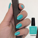 Vernis semi-permanent professionnel CND Shellac Oceanside turquoise appliqué sur ongles avec flacon