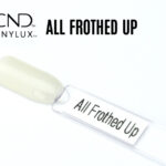 Capsule du vernis CND™ VINYLUX™ All Frothed Up – blanc crème nacré, finition brillante laiteuse, teinte élégante et lumineuse.