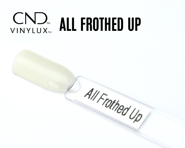 Capsule du vernis CND™ VINYLUX™ All Frothed Up – blanc crème nacré, finition brillante laiteuse, teinte élégante et lumineuse.