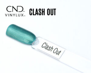 Capsule de présentation du vernis CND™ VINYLUX™ Clash Out, un vert lagon irisé aux reflets dorés, montrant la couleur réelle du vernis longue tenue et son fini nacré lumineux.