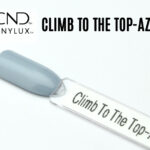 Capsule de présentation du vernis CND™ VINYLUX™ Climb To The Top-AZ, un bleu gris opaque au fini crème lisse, illustrant fidèlement la teinte froide et moderne du vernis longue tenue.