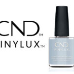 Flacon du vernis longue tenue CND™ VINYLUX™ Climb To The Top-AZ, présenté en teinte bleu gris opaque avec finition crème brillante, format professionnel 15 ml.