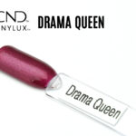 Capsule de présentation du vernis CND™ VINYLUX™ Drama Queen, un rose framboise scintillant au fini irisé uniforme, mettant en valeur les microparticules lumineuses et la brillance du vernis.