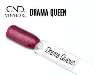 Capsule de présentation du vernis CND™ VINYLUX™ Drama Queen, un rose framboise scintillant au fini irisé uniforme, mettant en valeur les microparticules lumineuses et la brillance du vernis.