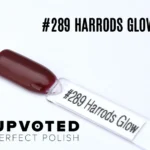 Capsule du vernis semi-permanent NailPerfect Upvoted #289 Harrods Glow, un bordeaux lumineux et raffiné.