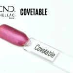 Le visuel montre la capsule du vernis CND™ Shellac Covetable, rose fuchsia irisé brillant et lumineux à la finition nacrée.