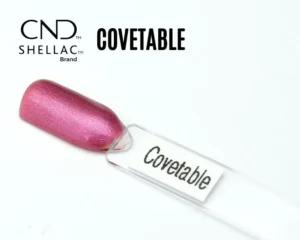 Le visuel montre la capsule du vernis CND™ Shellac Covetable, rose fuchsia irisé brillant et lumineux à la finition nacrée.