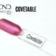 Le visuel montre la capsule du vernis CND™ Shellac Covetable, rose fuchsia irisé brillant et lumineux à la finition nacrée.