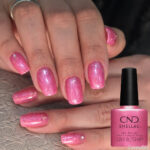Vernis semi-permanent professionnel CND Shellac Covetable rose pailleté lumineux sur ongles courts et longs
