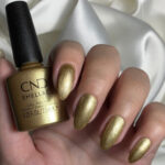 CND Shellac Gold Hardware main et vernis